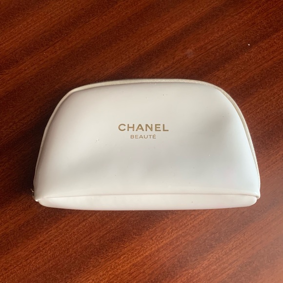 CHANEL cosmetic bag. red stain of lipstick inside.Last photos.  good Condition. - Picture 5 of 11